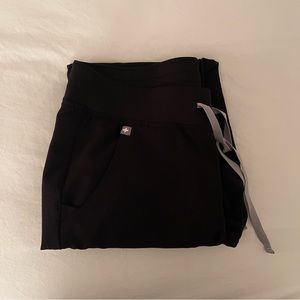 Figs Zamora joggers black in small petite